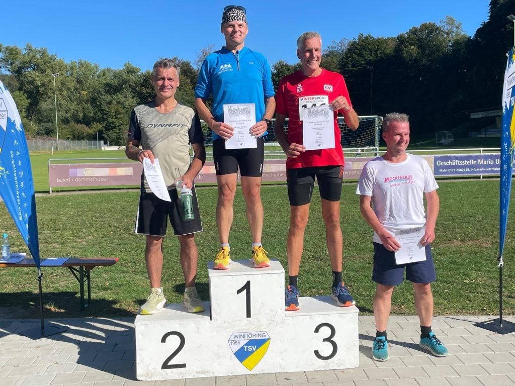 Norbert Lechner auf Platz 1 bei der Siegerehrung der M50 beim Crosslauf Winhöring 2026